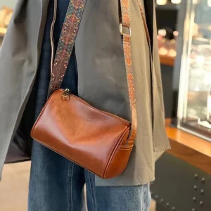 Leather Shoulder Bag for Ladies with Zip Closure and Detachable Strap for Daily Use