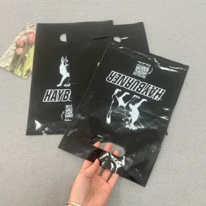Custom Bags With Logo Black Plastic Waterproof Cloth Retail Shopping Bag Luxury Printed Die Cut Plastic Shopping Bag With Handle