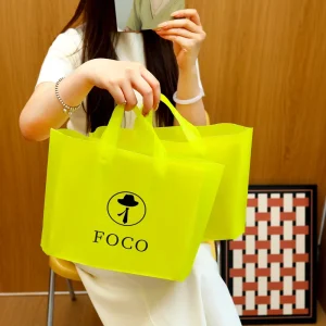 Independent Boutique Apparel Packaging Plastic Carrier Bags, Elegant Die Cut Handle, Custom Logo