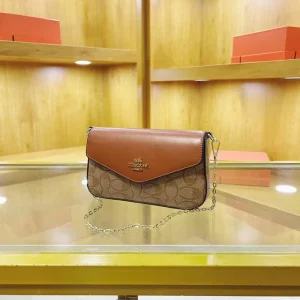 Lady Retro Chain Messenger Bag Stylish Small square Shoulder Bag High-end Style Suitable for Daily Use.668